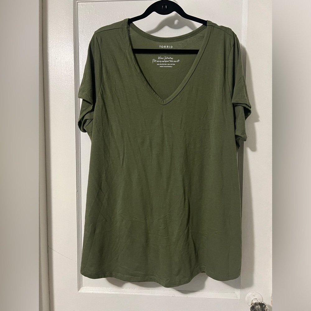 ⚡️5/$25 Bundle⚡️Torrid V-Neck T-Shirt in Green. Sz 3X